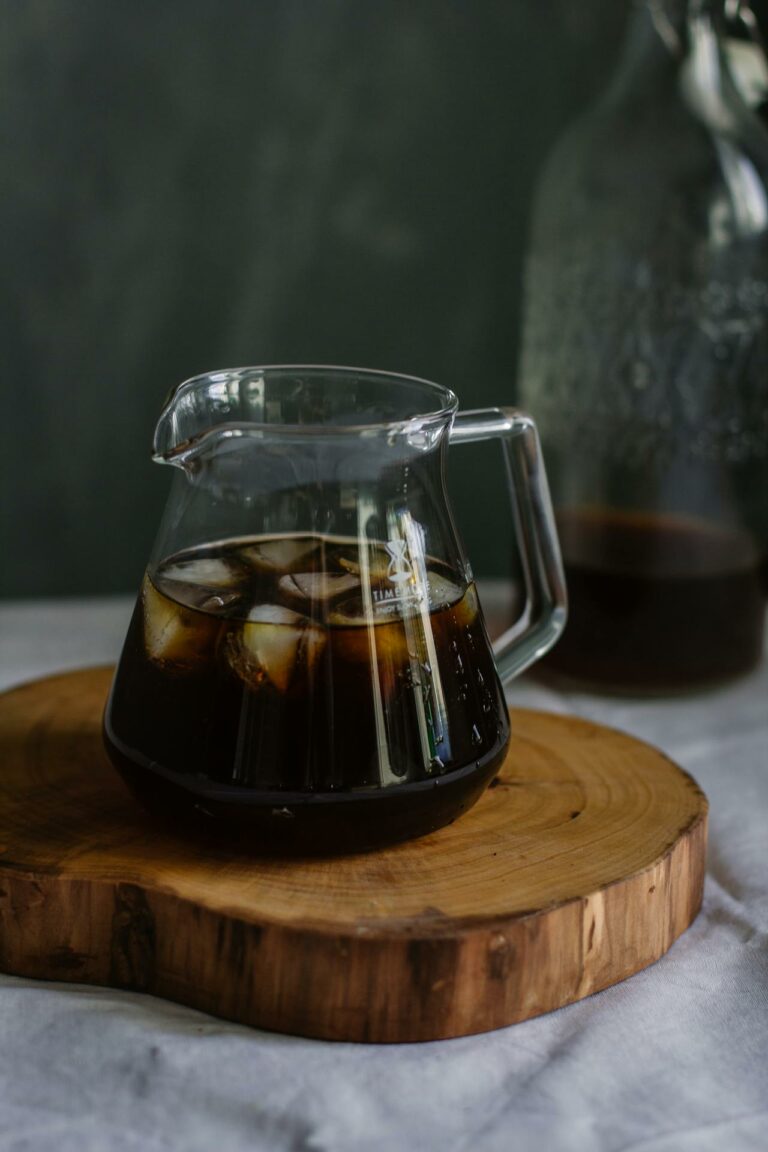 Café avec glaçons dans une carafe