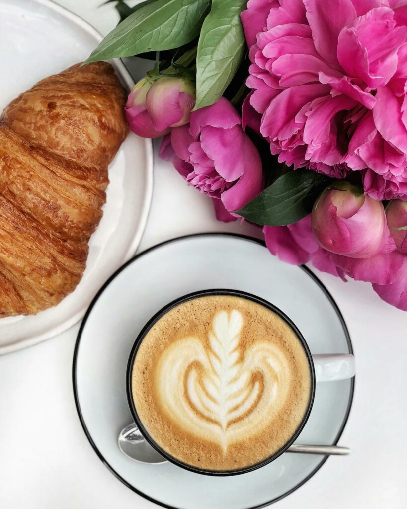 Cappuccino italien avec un croissant